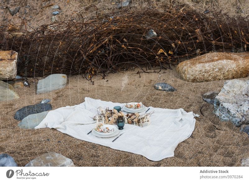 Picknick-Set auf Decke am Sandstrand romantisch Strand Lebensmittel Dekoration & Verzierung Meeresufer Natur weiß Sommer Küste Ufer Urlaub Feiertag