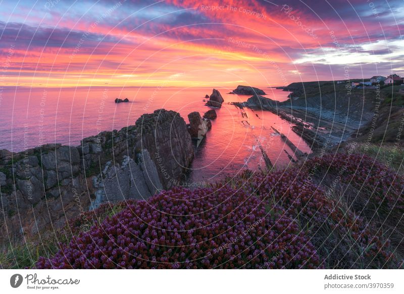 Scenic bunten Sonnenuntergang über felsigen Küste MEER Felsen farbenfroh malerisch Ufer Abend Küstenlinie Landschaft Farbe wolkig Windstille Sommer Spanien