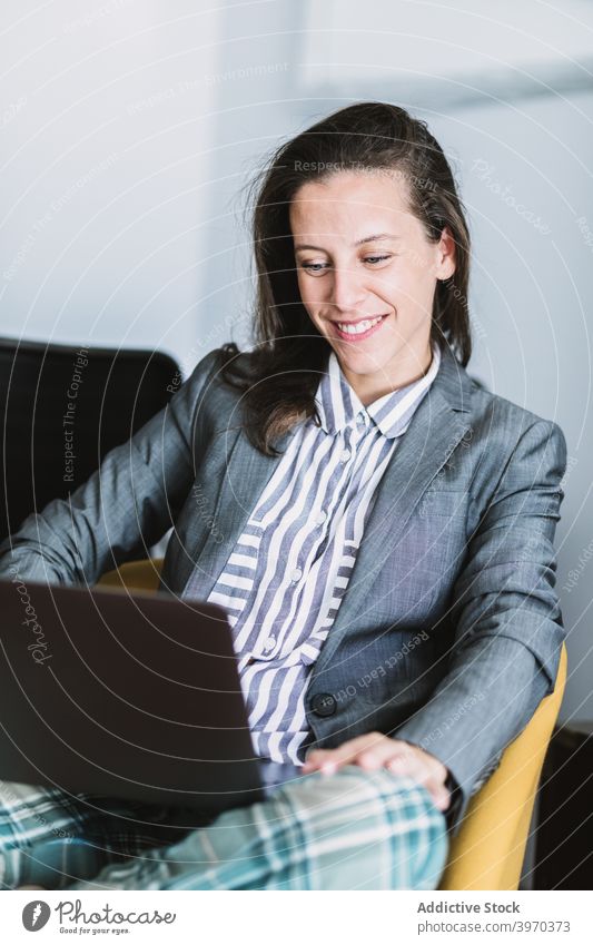 Telearbeitende Frau mit Laptop zu Hause abgelegen Arbeit benutzend online digital Browsen jung Kommunizieren Mitarbeiter Apparatur Gerät Lifestyle Anschluss Job