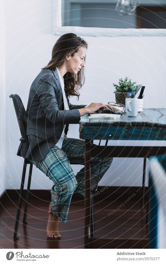 Nachdenkliche Frau arbeitet zu Hause am Laptop Arbeit abgelegen benutzend online freiberuflich jung formal Lifestyle Gerät Apparatur trinken Browsen Internet