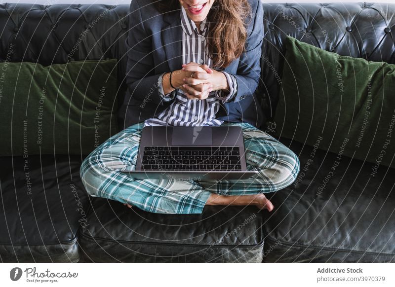 Anonyme Geschäftsfrau, die ein Videogespräch über einen Laptop zu Hause führt abgelegen Videoanruf Video-Chat Arbeit Kommunizieren Tagung Telearbeit Frau jung