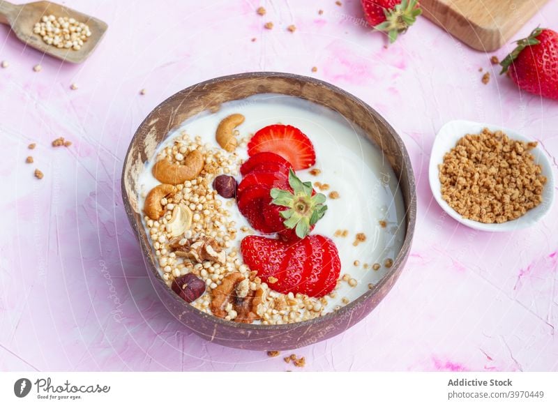 Gesundes Frühstück auf dem Tisch serviert Gesundheit Morgen Schalen & Schüsseln gesunde Ernährung Supernahrung selbstgemacht lecker Müsli Erdbeeren Lebensmittel