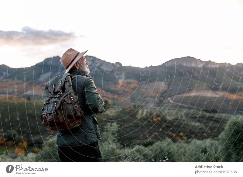 Älterer Wanderer stehend auf einem Hügel in den Bergen Senior Mann Berge u. Gebirge wandern malerisch Hochland kalt Saison männlich Cacere Extremadura Spanien