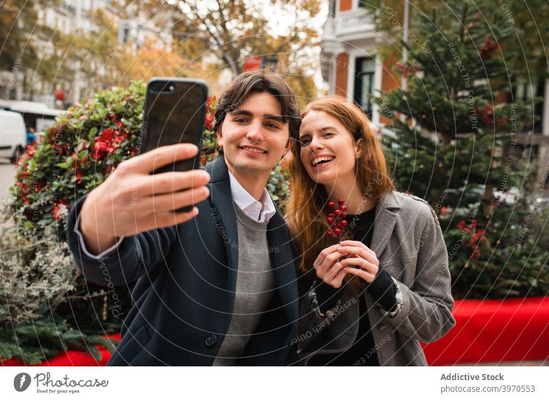 Fröhlich romantisches Paar nehmen selfie auf Stadt Straße Selfie Liebe Zusammensein Glück Herbst Smartphone jung Partnerschaft heiter Freundin Lifestyle