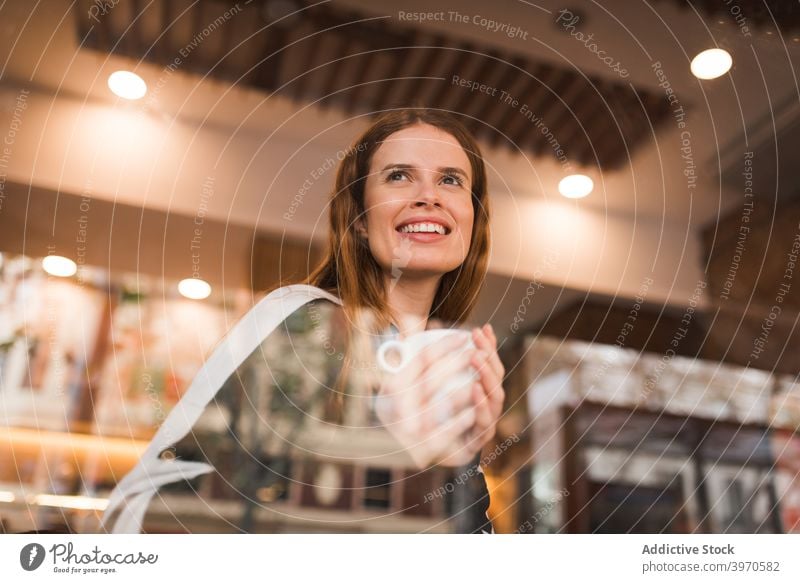 Glückliche Frau mit Tasse Kaffee ruht in Cafe Koffein Café trinken genießen Fenster jung heiter Kälte ruhen Pause positiv gemütlich Lifestyle Getränk