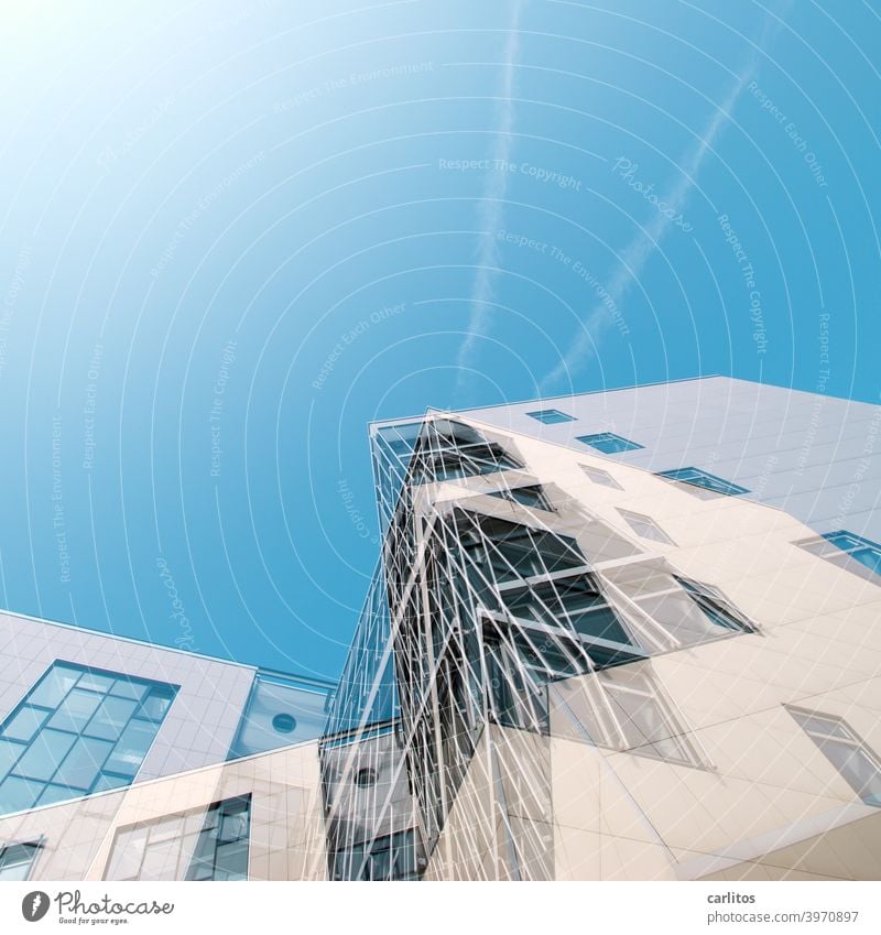 Doppelbelichtung  | Konstruierter Dekonstruktivismus Haus Konstruktion Fassade Fenster Fensterfront Überlagerung Verwirrung Himmel blau weiss Froschperspektive