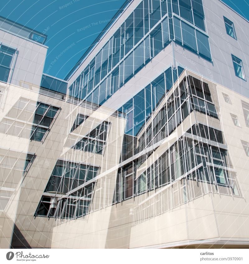Doppelbelichtung | Fensterputzeralptraum Architektur Haus Konstruktion Dekonstruktivismus Fassade Fensterfront Überlagerung Verwirrung Himmel blau weiss