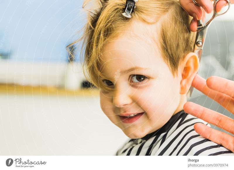 der kleine Junge in einem Friseursalon bezaubernd Baby Barbershop Schönheit blond Pflege Kaukasier Stuhl Kind Kindheit Kinder Kamm geschnitten niedlich Gesicht
