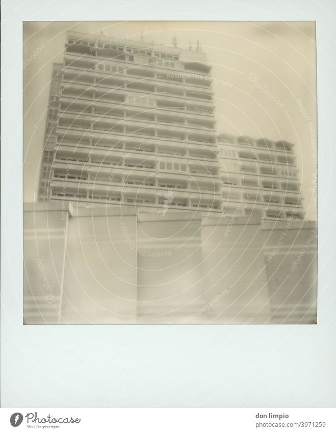 Hochhaus Hochhaus, eckig Polaroid Strukturen & Formen Architektur Ecke Wand Menschenleer Fassade Balkone Monochrom monoton hoch holm alt Schwarzweißfoto