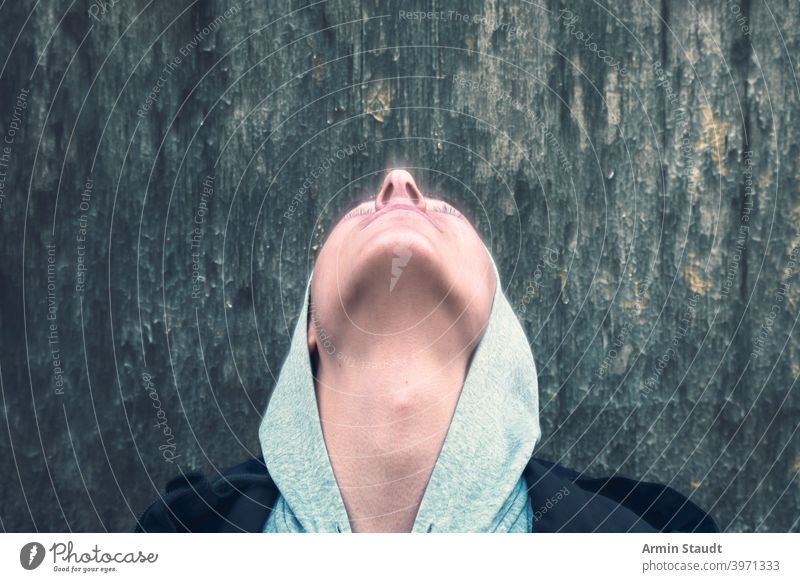 Vision, Portrait eines jungen Mannes mit geschlossenen Augen, der aufschaut Porträt Bewegung Unschärfe oben Kopf Hals Nase Rücken nachschlagen nach oben