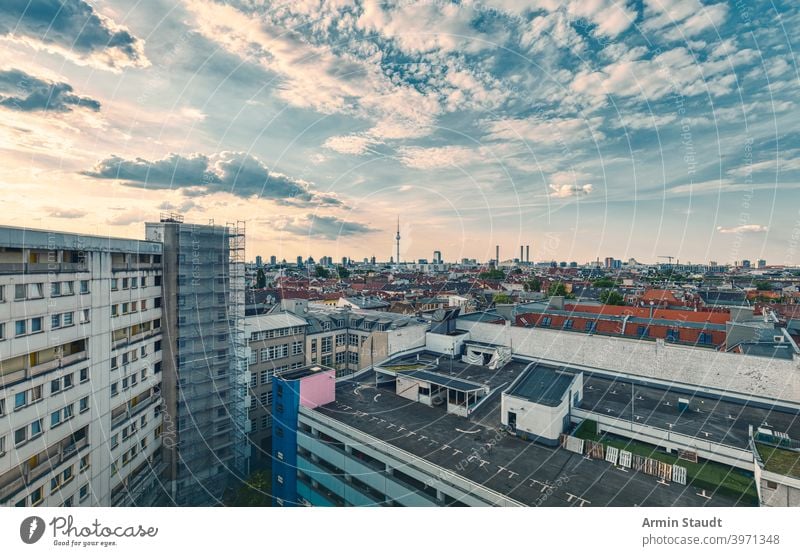 panorama von berlin im sonnenuntergang aus einem kreuzberger hinterhof Berlin Kreuzberg Häusermeer dramatisch Himmel Landschaft urban Großstadt Stadt