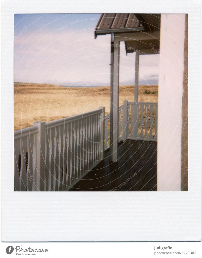 Blick von der Terrasse eines isländischen Hauses auf Polaroid Island Holz Tür Eingang Natur Gebäude Wohnhaus Einfamilienhaus wohnen Häusliches Leben Architektur