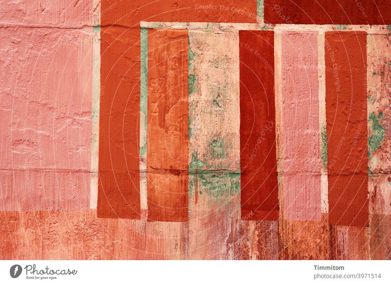Schlossmauer mit viel Farbe Mauer Stein alt Streifen rot abgeblättert Wand Strukturen & Formen Fassade Rottöne Farbfoto Menschenleer