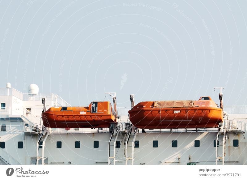 orangene Beiboote auf einer Schiffsfähre Schifffahrt Schiffsdeck Ferien & Urlaub & Reisen Tourismus Wasserfahrzeug Ausflug Fähre Decke Kreuzfahrt