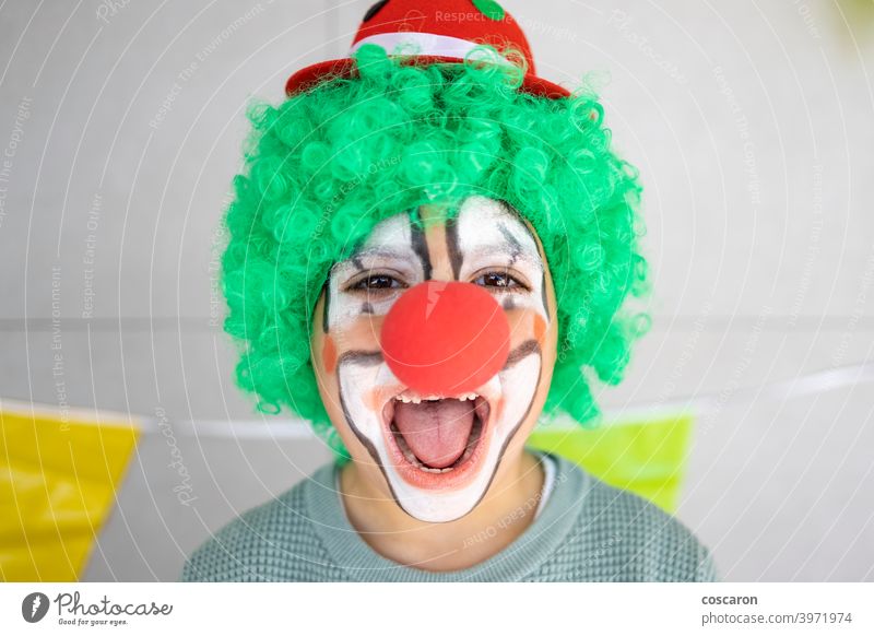 Kleiner Junge feiert Karneval zu Hause als Clown verkleidet 1. april Hintergrund Geburtstag Feier heiter Kind Kindheit abschließen farbenfroh Konzept Tracht