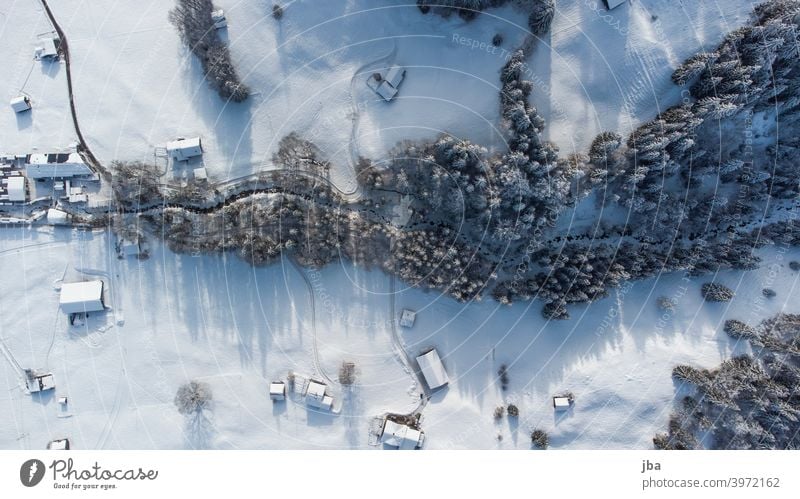 Meielsgrundbach im Winter von oben Vogelperspektive Drohne DJI Winterlandschaft Luftaufnahme Aussenaufnahme Natur Farbfoto Umwelt Bach Gewässer Hausdach