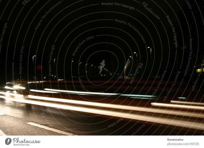 Mobilität I Streifen Licht Nacht dunkel schwarz weiß gelb Geschwindigkeit Beschleunigung Langzeitbelichtung Blendeneffekt Verkehr PKW Bewegung Straße