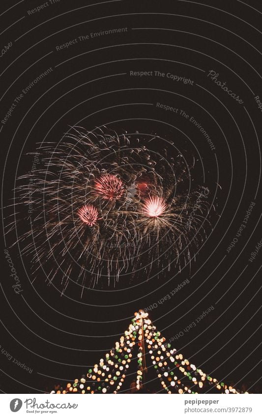 Feuerwerk über ein Lampenzelt Feuerwerkskörper feuerwerk bei nacht Feuerwerksraketen Zelt Lampenlicht Nacht Silvester u. Neujahr Licht Feste & Feiern Party