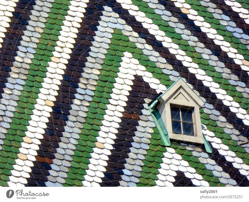 geistliches Dachkammerfensterchen in Wien... Fenster Erker Dachfenster klein bunt Dachziegel Stephansdom berühmt Sehenswürdigkeit Haus Detailaufnahme Muster