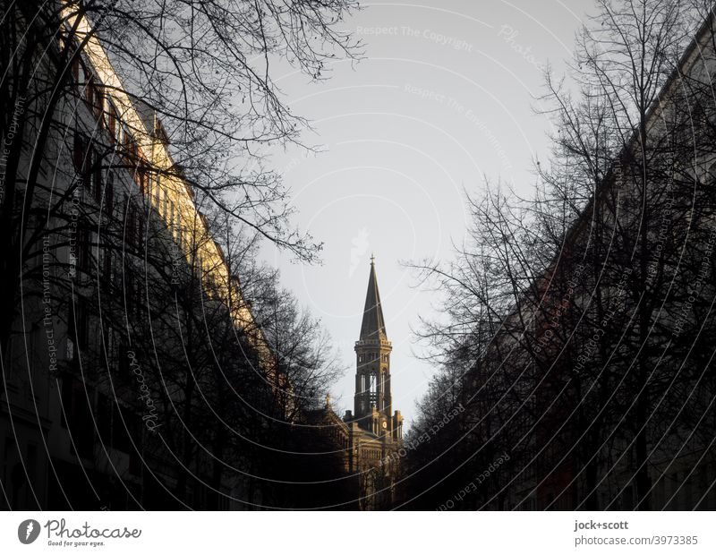 Kirche mitten in Mitte Zionskirche herausragen Illusion optische täuschung Sehenswürdigkeit Winter Ziel Architektur dunkel Silhouette Fluchtpunkt Dreieck