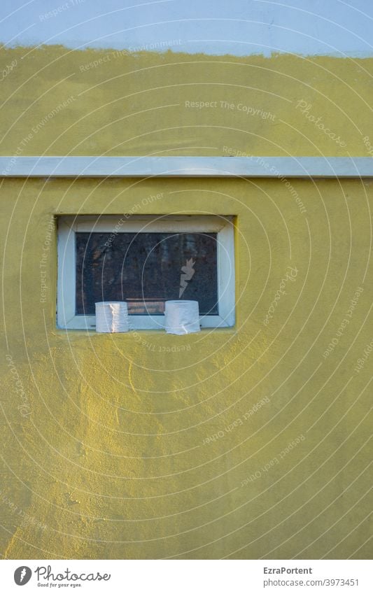 Toilette (Außenansicht) Fassade Mauer Wand Fenster Toilettenpapier Rolle gelb Linie Streifen Menschenleer Klopapier Häusliches Leben Sauberkeit