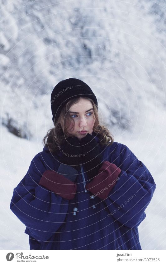 Junge Frau mit warmer Kleidung, im Hintergrund Schnee. eine Person junger Erwachsener Mädchen Jugendliche feminin Porträt hübsch frisch natürlich authentisch