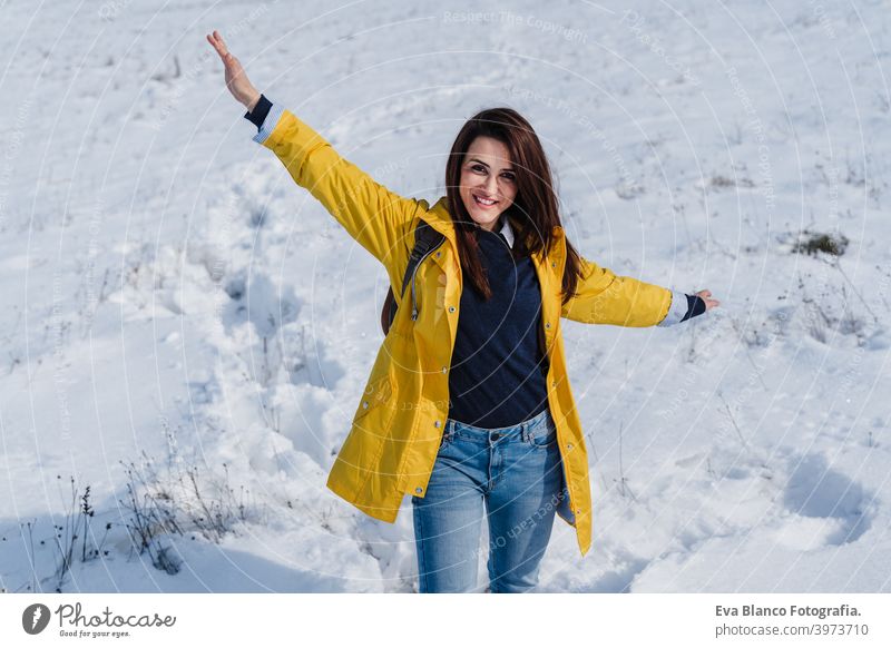 glückliche Frau Wandern im Freien in verschneiten Berg. Natur und Lebensstil Berge u. Gebirge Schnee Glück gelbes Fell Kaukasier reisen Fernweh Lifestyle