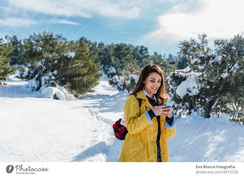 Backpacker Frau Wandern im Freien in verschneiten Berg. Mit Mobiltelefon. Natur, Technik und Lebensstil Handy Technik & Technologie Schnee Berge u. Gebirge