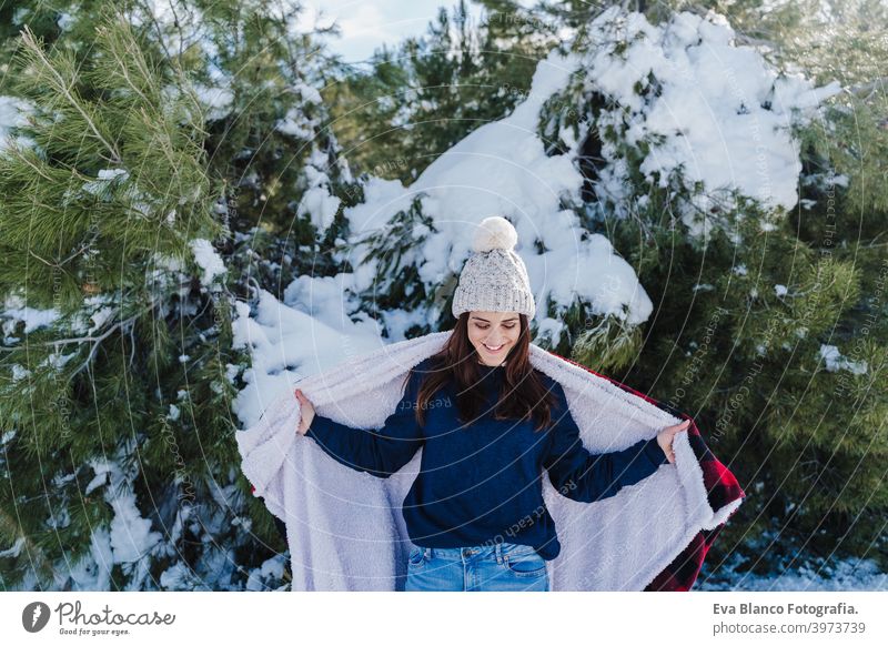 glückliche Frau Wandern im Freien in verschneiten Berg. Eingewickelt in karierte Decke. Natur und Lebensstil Schnee Berge u. Gebirge eingewickelt Plaid
