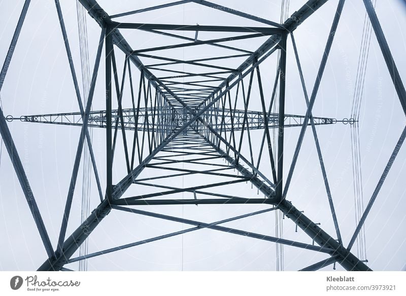 Blick von unten nach oben in einem Strommasten Industrie Leitung Elektrizität Himmel Energiewirtschaft Kabel Hochspannungsleitung Energie sparen