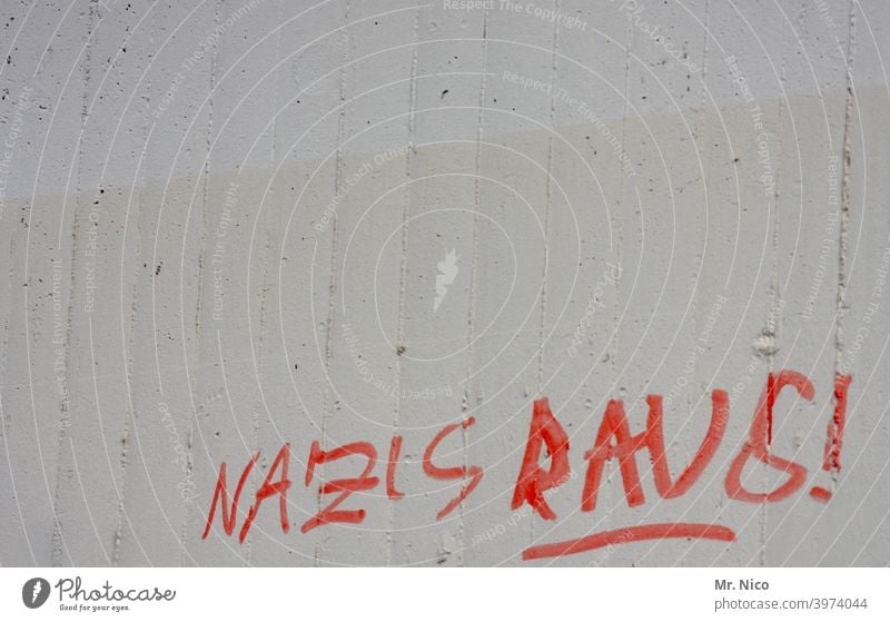 jetzt aber schnell I nazis raus ! Schriftzeichen Mauer Wand Graffiti Politik & Staat grau protestieren Subkultur Entschlossenheit Frustration rebellieren Wut