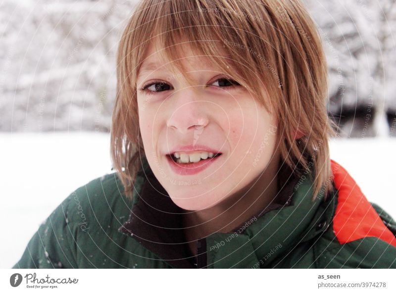 Junge im Schnee Lächeln blond Freude Glück Mensch Porträt Gesicht Fröhlichkeit Winter Schneelandschaft kalt Kälte sympathisch spielen Kindheit 8-13 Jahre
