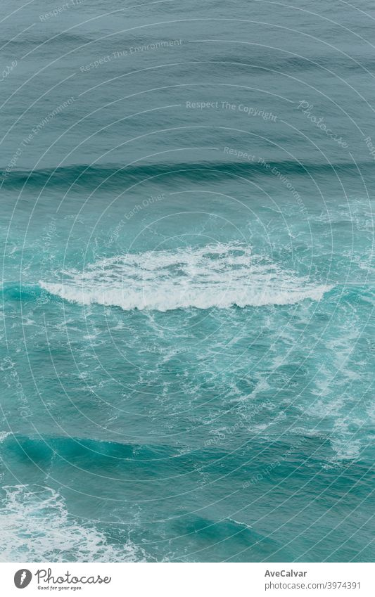 Luftaufnahme des Ozeans mit den Wellen und Felsen während eines hellen Tages, entspannende Szene auf Blautönen Ozeane Kopierbereich Meditation Ruhe Texturen
