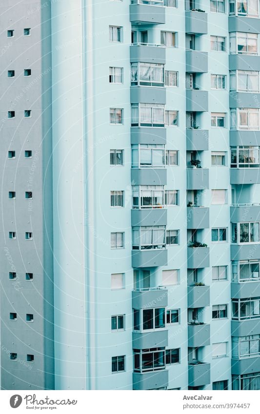 Eine Nahaufnahme eines sich wiederholenden Gebäudes auf Blautönen mit Kopierraum und kinematischer Umgebung Aufstieg Anwesen Zukunft wohnbedingt Technologie