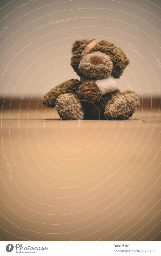 Kuscheltier verletzt und verarztet Kindheit Verletzung Unfall konzept Krankheit Verband Pflaster Teddybär Behandlung Gesundheit Gesundheitswesen Krankenhaus