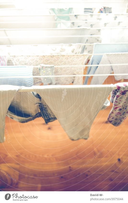 Wäsche hängt auf einem Wäscheständer hängen Haushalt Waschtag waschen trocknen Kleidung abhängen Alltagsfotografie Wäsche waschen Bekleidung