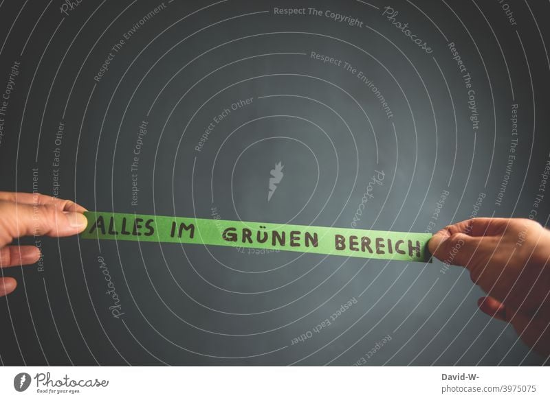 Alles im Grünen Breich - Mann hält Zettel mit Aufschrift in der Hand - positiv denken optimismus optimistisch grün Hoffnung Zufriedenheit Genesung bergauf