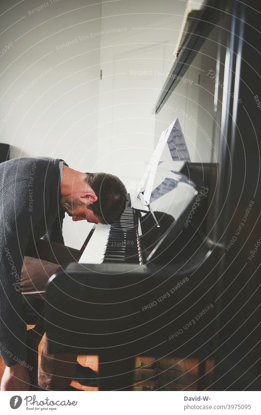 frustrierter Musiker am Klavier Frustration Musikinstrument hoffnungslos schlecht aufgeben Mann schlafen müde Spielen üben