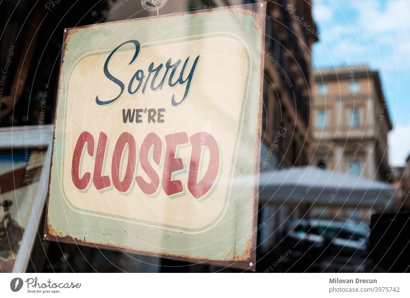 SORRY WE'RE CLOSED Schaufenster Tür Hinweisschild betroffen Unterstützung Bankrott Bar Bistro Business Kantine zugeklappt Verschluss Zusammenbruch Unternehmen