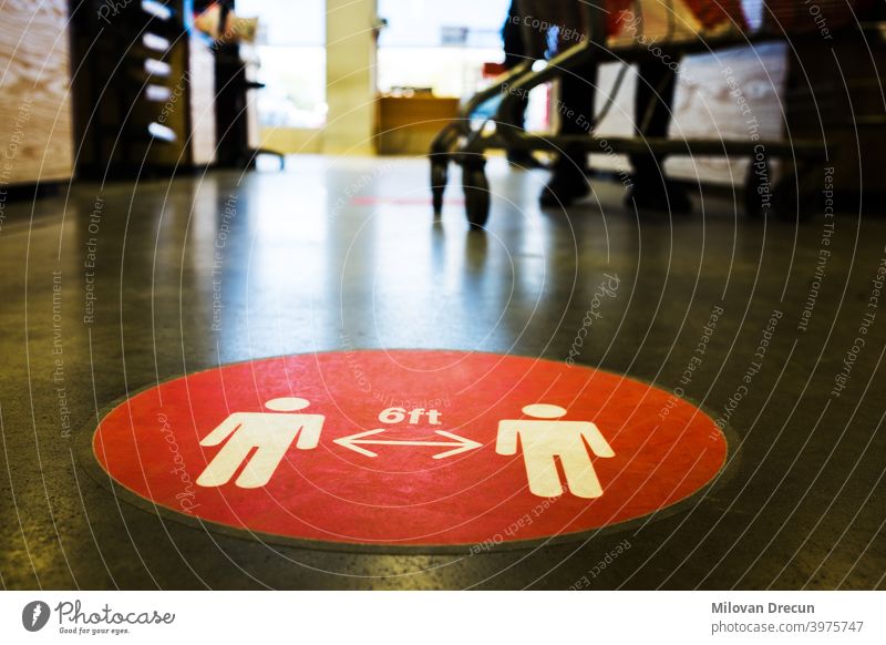 Roter Kreis Symbol Zeichen auf dem Boden im Supermarkt gedruckt 6 6ft Beratung abgesehen weg Bakterien Kasse Vorsicht Korona Coronavirus Abfertigungsschalter