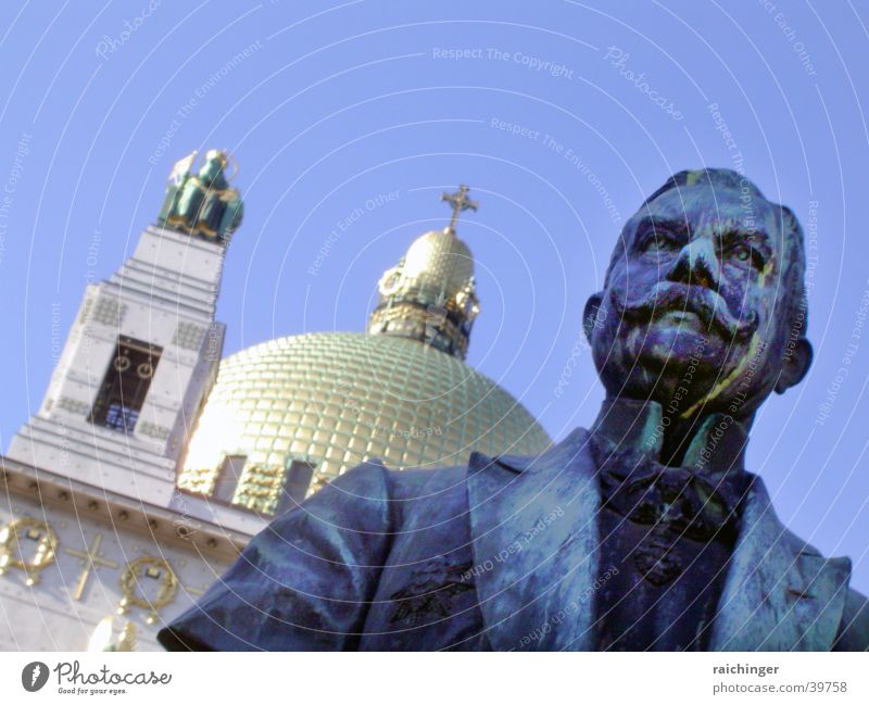 denk mal Kirche am Steinhof Wien Statue Gold Kuppeldach Mann Frack historisch baumgartner höhe Himmel blau bärtig