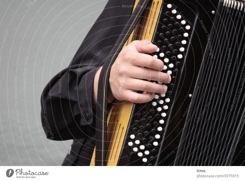 Knopfdruckpolka schifferklavier akkordeon Quetschkommode hand musik musizieren riemen hemd knöpfe drücken knopf Musikinstrument