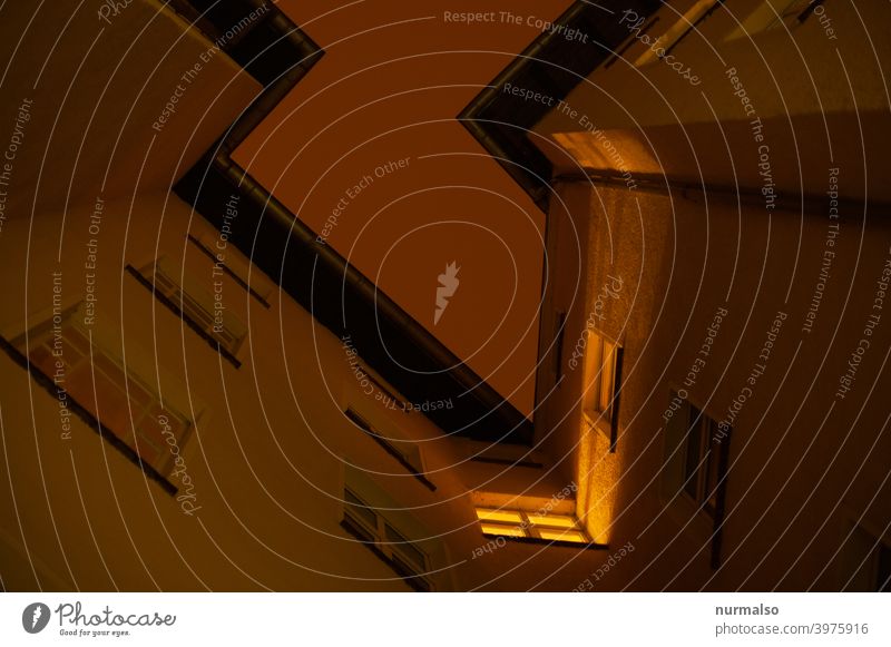 Eckzorzist bei Nacht Ecke Hinterhaus treppenaufgang fenster fensterlicht nacht stimmung mietshaus grusel unheimlich angst traum künstlich grossstadt einsamkeit