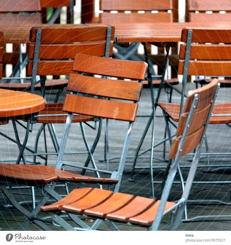 Warten auf Kundschaft (1) | corona thoughts stuhl tisch stühle gastronomie biergarten leer metall holz einsam zusammen gemeinsam freizeit pause