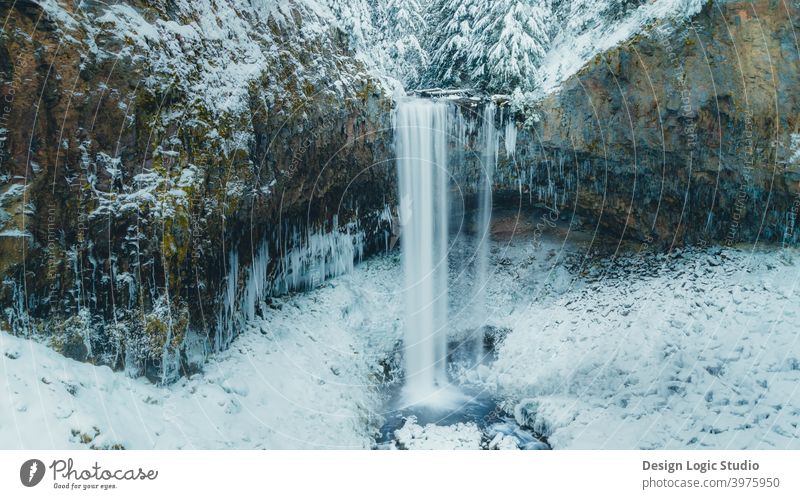 Winter-Wasserfall Wasserfälle Natur-Foto Winterwunderland Winterlandschaft kalte Jahreszeit stimmungsvolle Atmosphäre erkunden Schnee Wald Schneewittchen