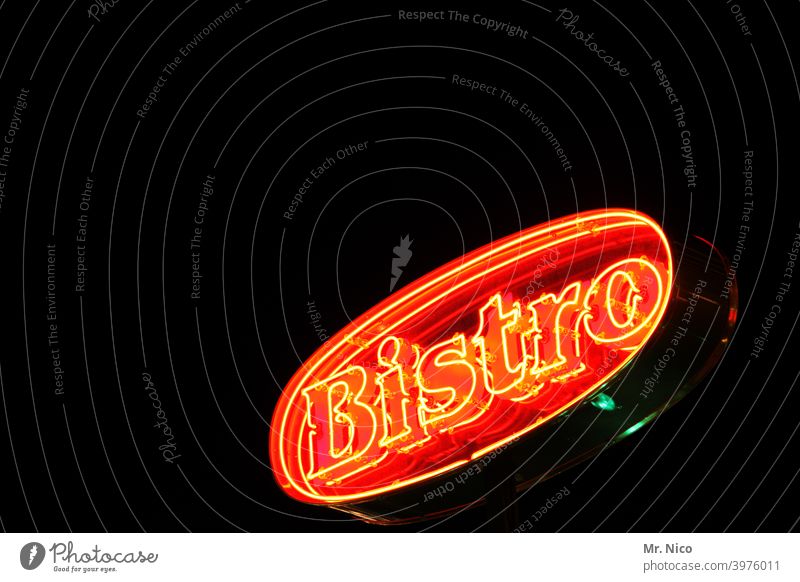 Bistro Leuchtreklame Gastronomie Restaurant bistro Straßencafé Café Hinweisschild neonfarbig Licht rot Werbung Abend Zeichen Aufschrift Information Marketing