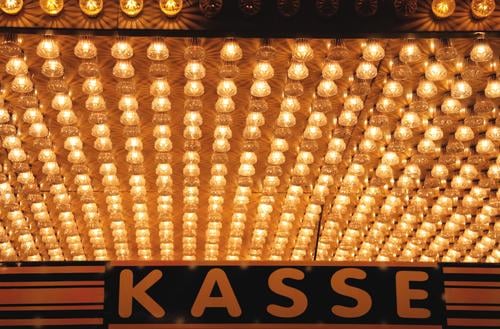 Kirmes Kasse Schriftzeichen Zeichen bezahlen Glühbirne Licht Jahrmarkt Beleuchtung Kassenhaus Wort kassieren Typographie Zirkus Veranstaltung Leuchtreklame