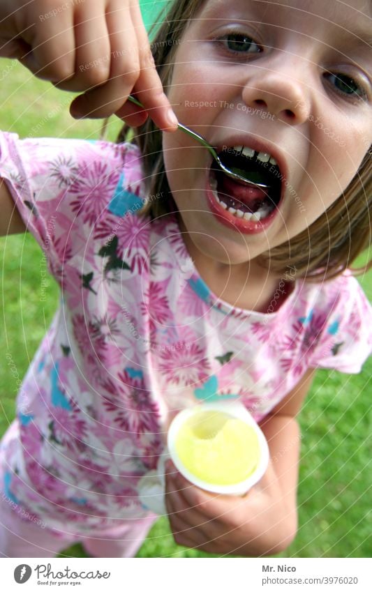 Lecker und süß Eis frech eis am stiel Sommer Eis am Stiel Speiseeis Lebensmittel Frucht lecker abkühlung Mund Löffel Süßigkeiten Kindheit cool Gesundheit