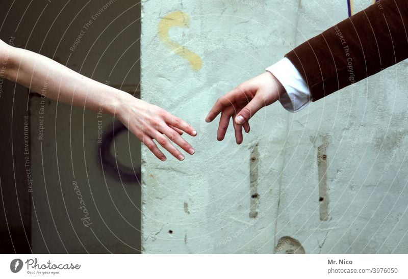 Zwei Hände die sich fast berühren Freundschaft Finger Hand Arme Sympathie Vertrauen Zuneigung Mitgefühl dankbar Intimität Partnerschaft Warmherzigkeit