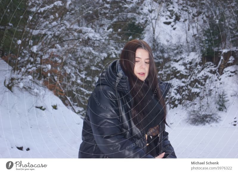 Junge Frau mit langem schwarzen Haar im Schnee 18-30 Jahre Erwachsene Natur Landschaft langhaarig natürlich Außenaufnahme Tag Porträt Haare & Frisuren Mensch